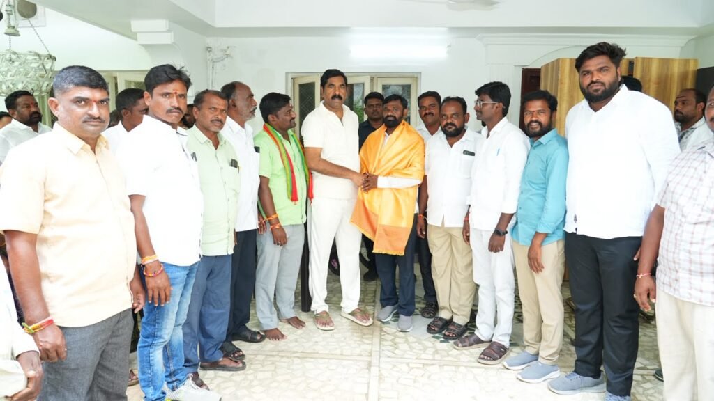 ఎమ్మెల్యే కేఆర్ నాగరాజు ని మర్యాదపూర్వకంగా కలిసిన మల్లారెడ్డిపల్లి పీఏసీఎస్ సభ్యులు..