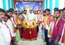–వినాయక మండపాల వద్ద ప్రత్యేక పూజలు నిర్వహించిన ఎమ్మెల్యే కేఆర్ నాగరాజు …