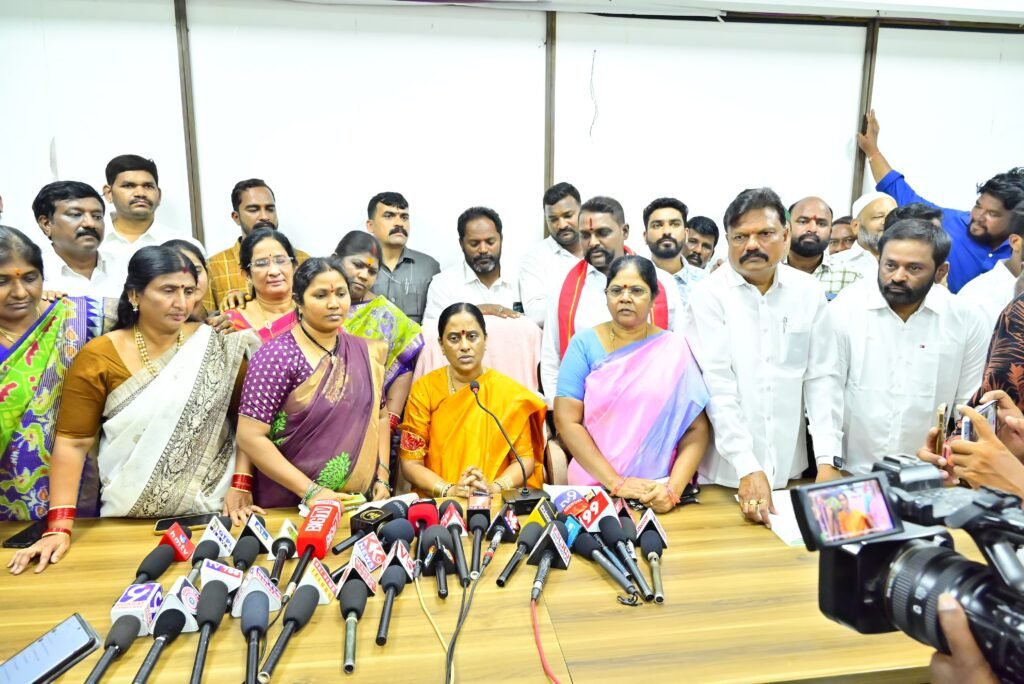 -సీఎంఆర్ఎఫ్ చెక్కులను పంపిణీ చేసిన మాజీ మంత్రి తూర్పు ఎమ్మెల్యే  కొండా సురేఖ…. -పేద ప్రజల ఆరోగ్య రక్షణకు అండగా ముఖ్యమంత్రి సహాయ నిధి..