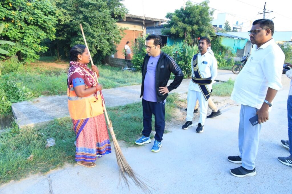 ప్రధాన రహదారులు, డివైడర్లు పరిశుభ్రంగా ఉండేలా నిరంతర పర్యవేక్షణ….. —జిడబ్ల్యూఎంసి కమిషనర్ వెంకన్న….
