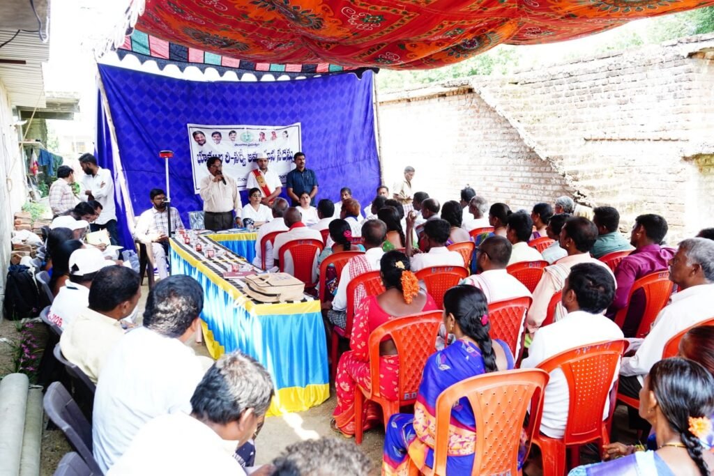 **భూభారతి రీ-సర్వేపై గ్రామస్థులకు అవగాహన కల్పించిన కలెక్టర్ డాక్టర్ సత్య శారద*