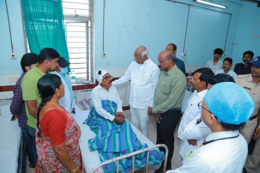 *ఎంజీఎం ఆసుపత్రిలో చికిత్స పొందుతున్న వేలేరు మండల కాంగ్రెస్ పార్టీ అధ్యక్షుడిని పరామర్శించిన ఎమ్మెల్యే కడియం శ్రీహరి…..*