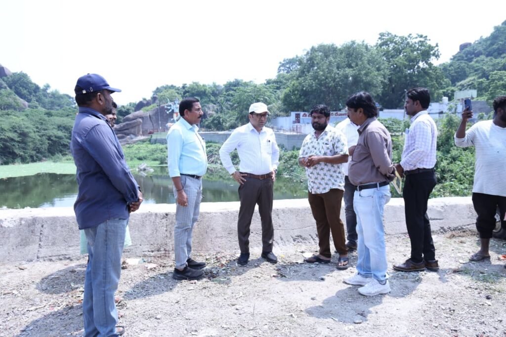 *వినాయక నిమజ్జనానికి పటిష్ఠ ఏర్పాట్లు పూర్తి చేయాలి: బల్దియా కమిషనర్ టీ. వెంకన్న* ▪️ నిమజ్జన కేంద్రాల్లో క్షేత్రస్థాయి పరిశీలన ▪️ అన్ని శాఖలు సమన్వయంతో పనిచేయాలని అధికారులకు ఆదేశం