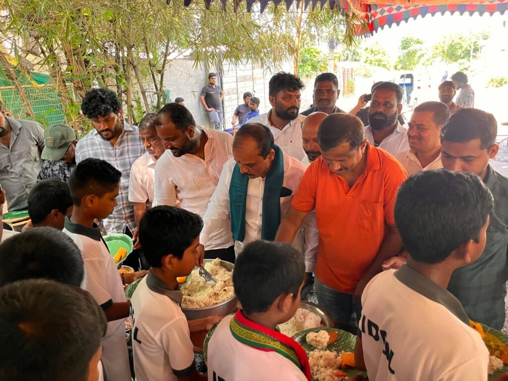 — ప్రకాష్‌రెడ్డిపేటలో ఘనంగా మహా అన్నదానం: ప్రారంభించిన హనుమకొండ డీసీసీ అధ్యక్షుడు ఇనగాల వెంకట్రామ్‌ రెడ్డి…