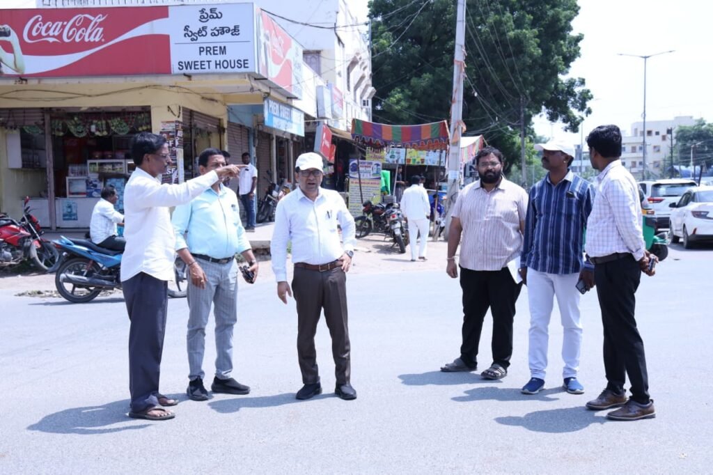 –కిట్స్ కాలేజ్ సర్కిల్ అభివృద్ధి పనులను వేగవంతం చేయాలి… జీడబ్ల్యూఎంసీ కమిషనర్ టీ. వెంకన్న..