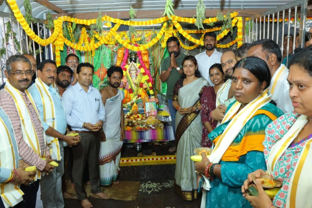 విఘ్నాలు తొలగించే భగవంతుడు గణనాథుడు : : బల్దియా ప్రత్యేక అధికారి/ హనుమకొండ జిల్లా కలెక్టర్ చాహత్ బాజ్ పాయ్* ▪️మహా అన్నదానాన్ని ప్రారంభించిన జిల్లా కలెక్టర్, బల్దియా కమిషనర్…