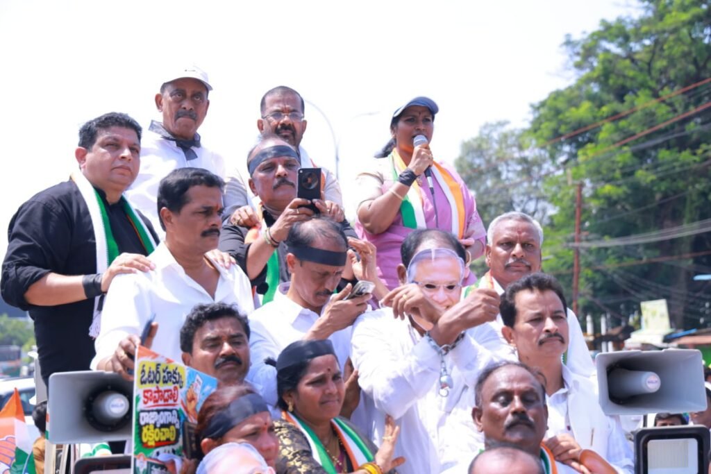 -సీఈసీ జ్ఞానేశ్‌కుమార్‌ను అరెస్టు చేయాలి… -ఓటు చోరీకి వ్యతిరేకంగా కాంగ్రెస్‌ పార్టీ చేపట్టిన భారీ నిరసన కార్యక్రమంలో పాల్గొన్న వరంగల్ పార్లమెంట్ సభ్యురాలు డాక్టర్ కడియం కావ్య… -ఆర్ట్స్‌ అండ్‌ సైన్స్‌ కాలేజీ నుంచి కలెక్టరేట్‌ వరకు ర్యాలీ.. దిష్టిబొమ్మ దహనం…