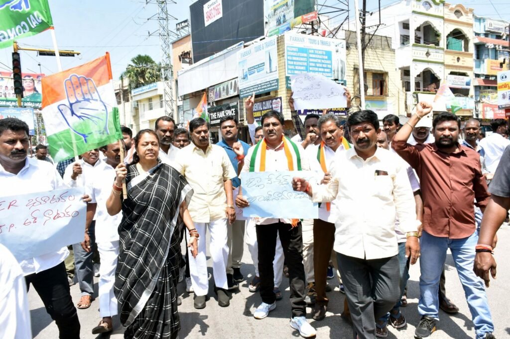 -సీఈసీ ఏకపక్ష ధోరణికి వ్యతిరేకంగా పోచమ్మైదాన్‌ సెంటర్ లో పెద్ద ఎత్తున్న కాంగ్రెస్ పార్టీ శ్రేణులు భారీ నిరసన… -సీఈసీ జ్ఞానేష్ కుమార్ దిష్టిబొమ్మ దహనం చేసిన పార్టీ శ్రేణులు… -ఓటు హక్కును దెబ్బతీసే ప్రయత్నాలను సహించేది లేదు: జిల్లా అధ్యక్షుడు అయూబ్ …