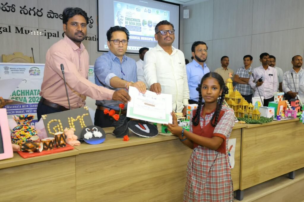 -వేస్ట్ టు ఆర్ట్ ప్రదర్శనలో ఆకట్టుకున్న విద్యార్థుల కళాకృతులు— -విద్యార్థులను అభినందించిన జిడబ్ల్యుఎంసి కమిషనర్ వెంకన్న—