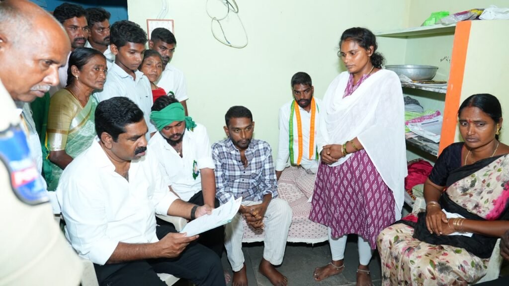 యూత్ నాయకుడిని పరామర్శించిన ఎమ్మెల్యే కేఆర్ నాగరాజు ..