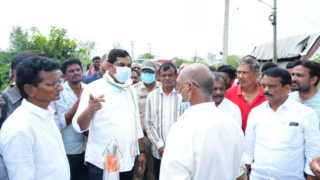 ప్లాస్టిక్ స్క్రాప్ గోదాములో భారీ అగ్నిప్రమాదం ఘటన స్థలాన్ని పరిశీలించిన ఎమ్మెల్యే కేఆర్ నాగరాజు …