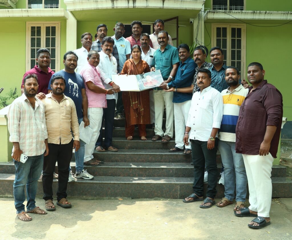 దసరా ఉత్సవాల సందర్భంగా కలెక్టర్‌ను కలిసిన దసరా ఉత్సవ కమిటీ…