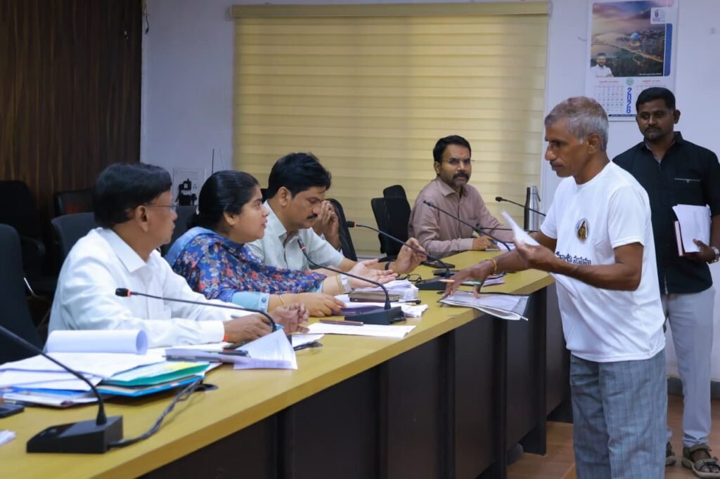 ప్రజావాణిలో పెట్రోల్‌ పోసుకున్న ఘటనపై పిటిషనర్‌ వాగ్మూలం…. -సమస్య ఏదైనా పరిష్కారం ఉంటుంది.. తొందరపాటు నిర్ణయాలు తీసుకోవద్దు : జిల్లా కలెక్టర్ డాక్టర్ సత్య శారద…