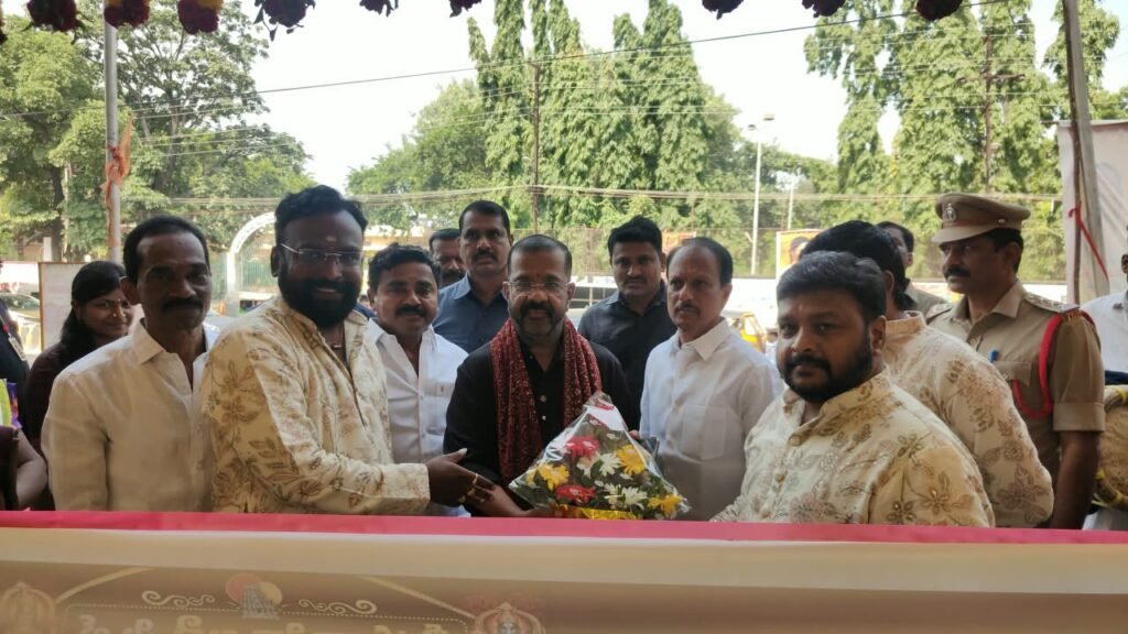 హనుమకొండలో వారాహి లక్ష్మి సిల్క్స్ ప్రారంభించిన ఎమ్మెల్యే నాయిని..