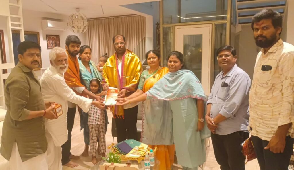 -ఓరుగల్లు శ్రీ భద్రకాళి దేవి శరన్నవరాత్రి ఉత్సవాలకు ఎంపీ రవిచంద్ర కు ఆహ్వానం…అమ్మవారి ‘పూలంగిసేవ’ నిర్వహణ మా అదృష్టం :ఎంపీ రవిచంద్ర…