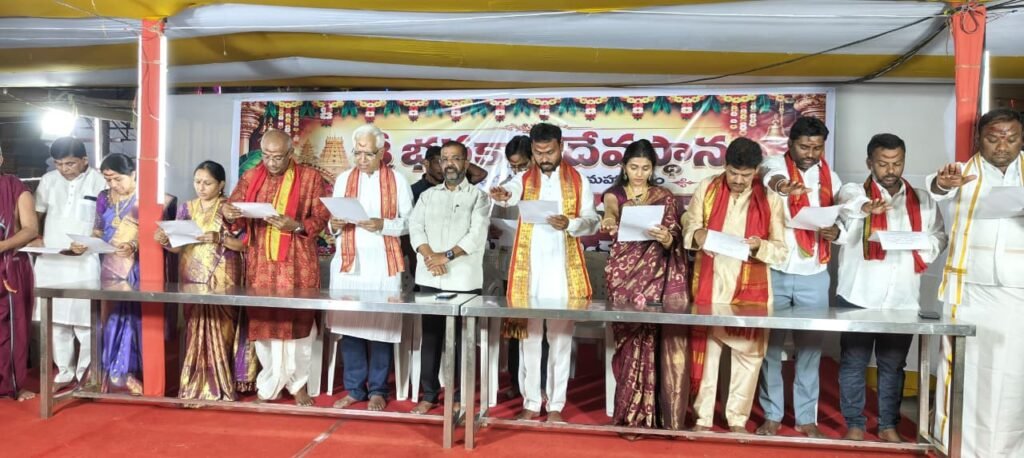 -భద్రకాళి దేవస్థాన నూతన పాలక మండలి సభ్యుల ప్రమాణ స్వీకార కార్యక్రమానికి ముఖ్య అతిథులుగా హాజరైన ఎమ్మెల్యే నాయిని రాజేందర్ రెడ్డి దంపతులు…