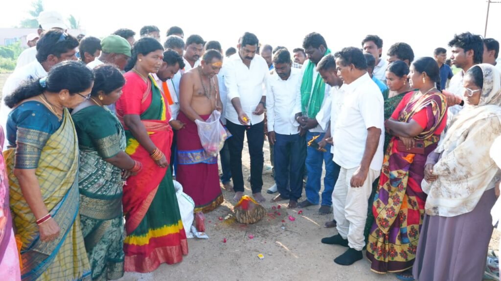 బతుకమ్మ ఆటస్థలాన్ని పరిశీలించి అభివృద్ధి పనులకు శంకుస్థాపన చేసిన ఎమ్మెల్యే కేఆర్ నాగరాజు …..