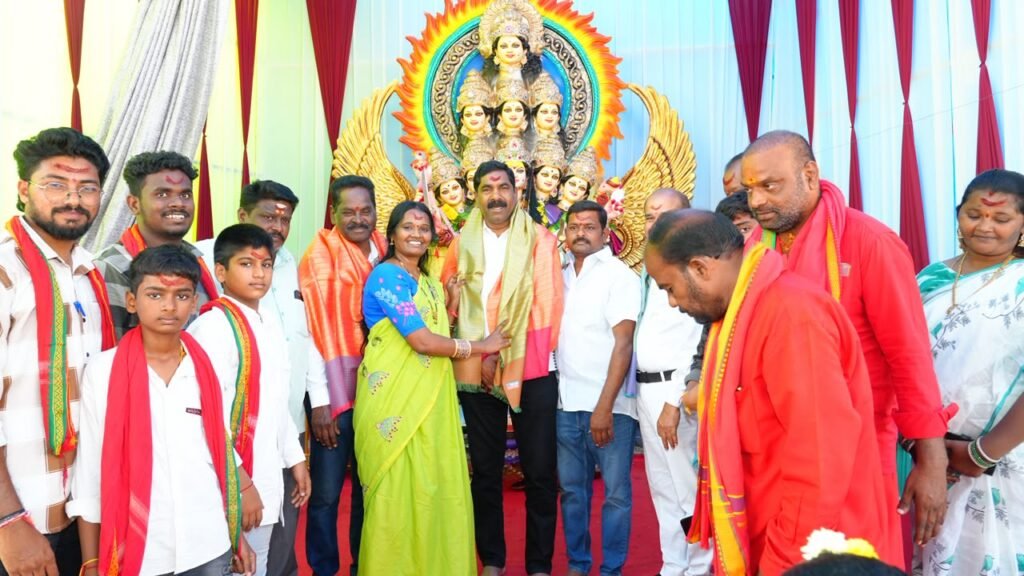 దుర్గాభవాని మహాన్నదాన కార్యక్రమంలో పాల్గొన్న ఎమ్మెల్యే కేఆర్ నాగరాజు…. భక్తులకు స్వయంగా అన్నప్రసాదం వడ్డించిన ఎమ్మెల్యే…