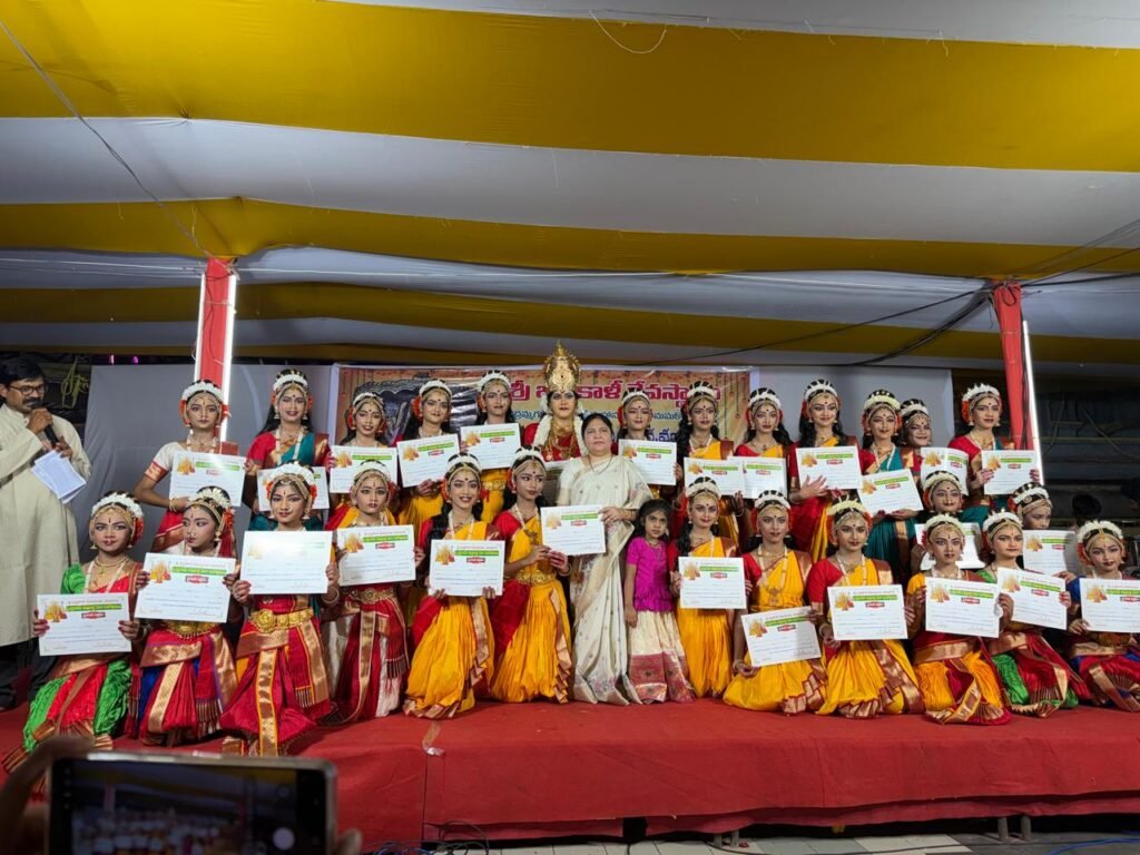 భద్రకాళి అమ్మవారిని దర్శించుకున్న  నాయిని నీలిమ రెడ్డి 