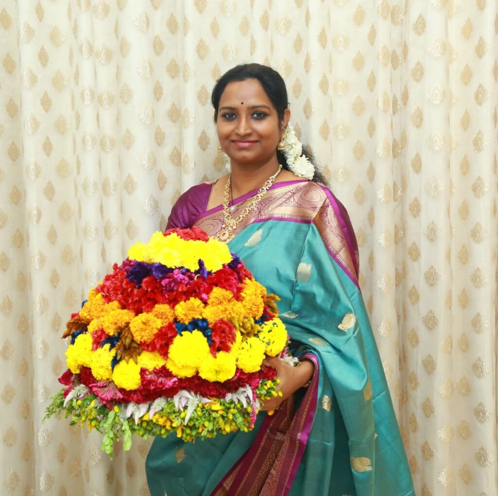 సద్దుల బతుకమ్మ పండుగ శుభాకాంక్షలు తెలిపిన వరంగల్ పార్లమెంట్ సభ్యురాలు డాక్టర్ కడియం కావ్య…