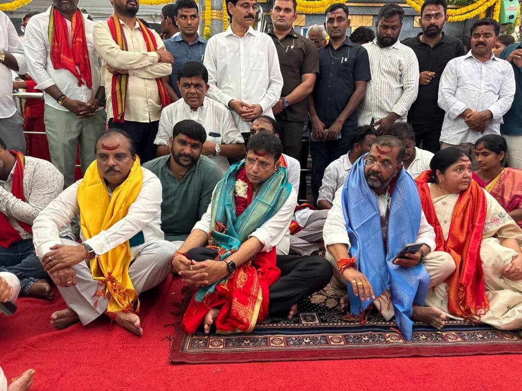 భద్రకాళి అమ్మవారిని దర్శించుకున్న మంత్రి శ్రీధర్ బాబు, డిసిసి అధ్యక్షులు వెంకట్రామ్ రెడ్డి  ఎమ్మెల్యే నాయిని రాజేందర్ రెడ్డి…