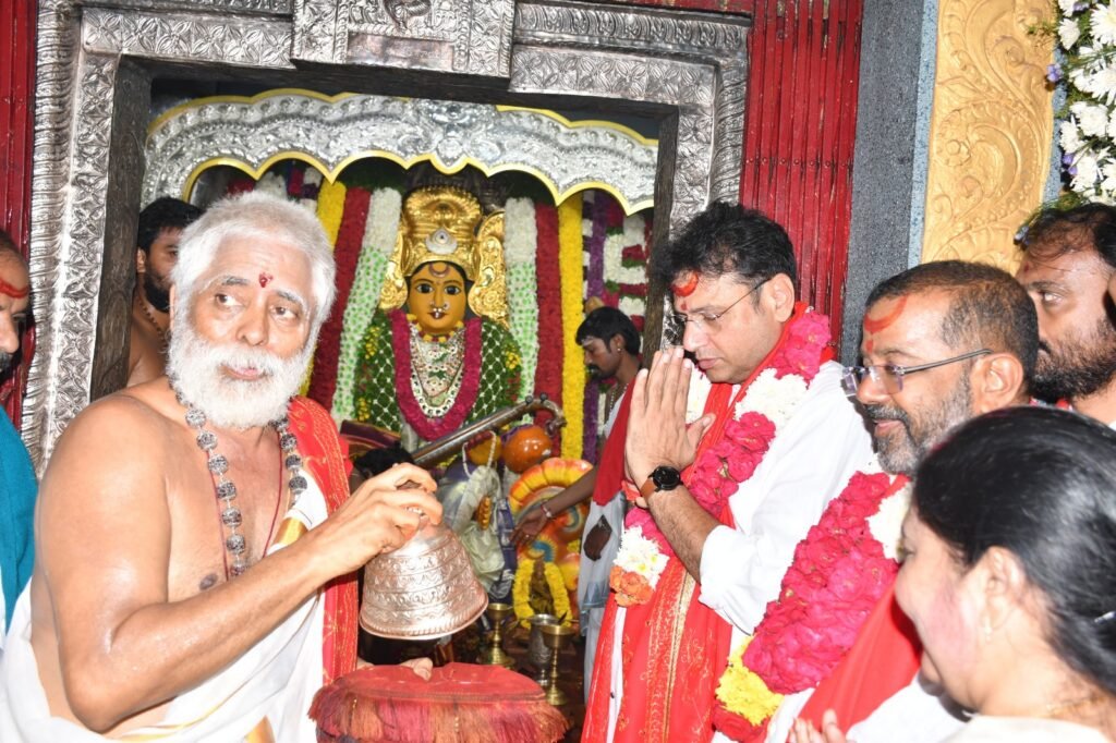 —భద్రకాళి అమ్మవారి రథాన్ని ప్రారంభించిన మంత్రి,  దుద్దిళ్ల ఎమ్మెల్యే నాయిని..పద్మాక్షి, భద్రకాళి, వేయిస్తంభాల ఆలయాల్లో ప్రత్యేక పూజలు…