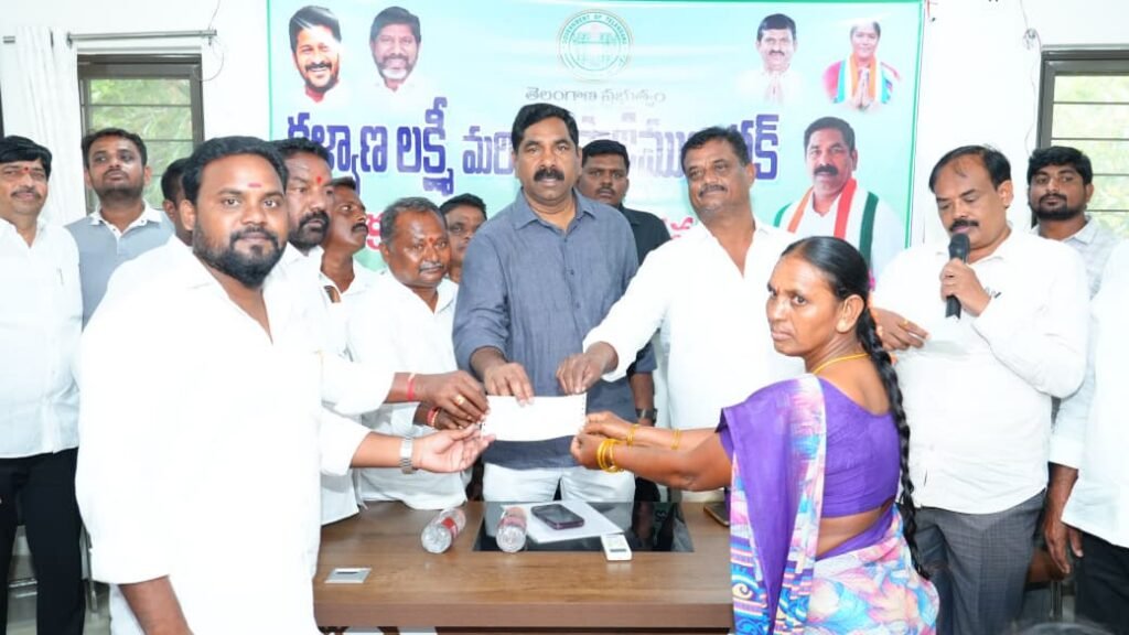 కల్యాణలక్ష్మి, షాదీ ముబారక్ లబ్ధిదారులకు చెక్కుల పంపిణీ చేసిన ఎమ్మెల్యే కేఆర్ నాగరాజు
