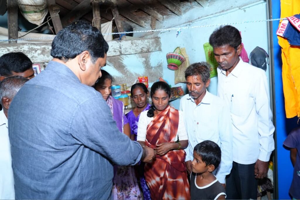 -ప్రాణాపాయ స్థితిలో ఉన్న యువకుడికి అండగా నిలిచి ప్రాణాలు కాపాడిన ఎమ్మెల్యే కేఆర్ నాగరాజు..