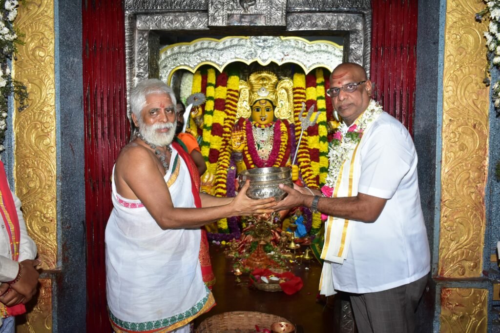 –భద్రకాళి అమ్మవారిని దర్శించుకున్న :ఎంపీ వద్దిరాజు రవిచంద్ర….దాస్యం వినయ్ భాస్కర్,నన్నపనేని నరేందర్‌తో కలిసి ప్రత్యేక పూజలు….
