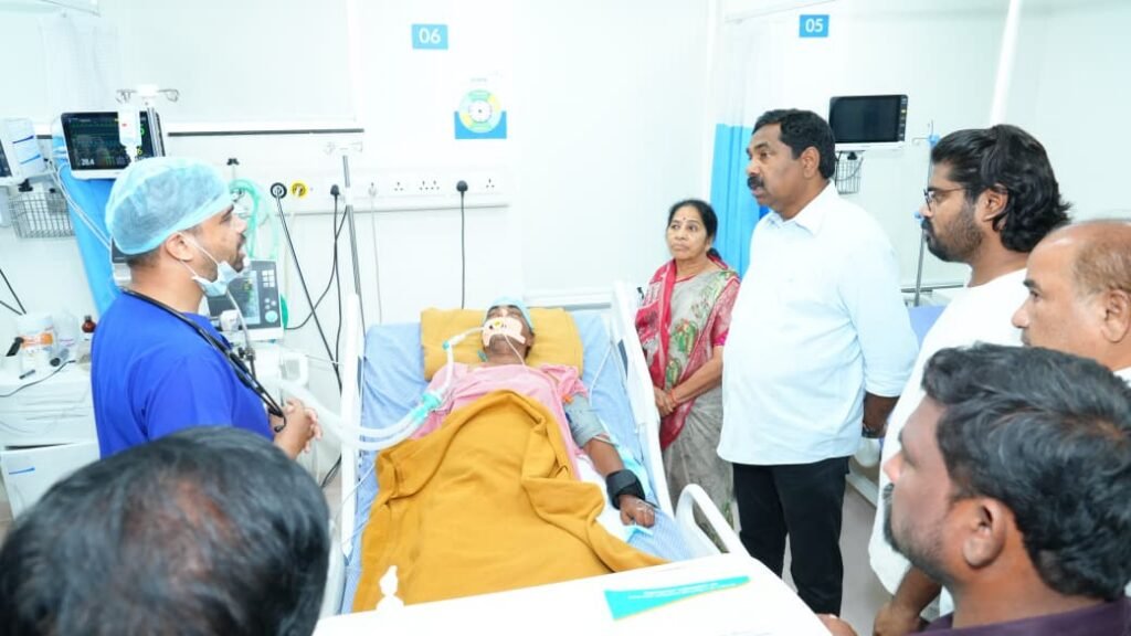 —కాంగ్రెస్ పార్టీ సీనియర్ నాయకులు సారయ్య  కి అస్వస్థత…. వెంటనే ఆసుపత్రికి వెళ్లి పరామర్శించిన వర్ధన్నపేట ఎమ్మెల్యే కె.ఆర్ నాగరాజు….
