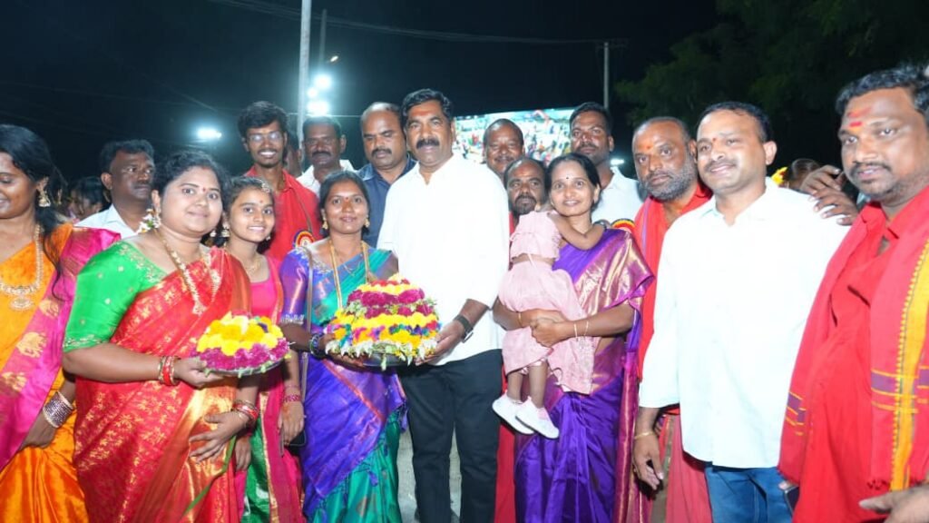 -బతుకమ్మ వేడుకల్లో పాల్గొన్న ఎమ్మెల్యే కేఆర్ నాగరాజు…..బతుకమ్మ సంబరాల్లో మహిళలతో కలిసి బతుకమ్మ ఆడిన ఎమ్మెల్యే కె ఆర్ నాగరాజు….