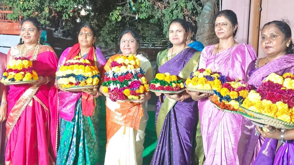 మహిళా కాంగ్రెస్ ఆధ్వర్యంలో ఘనంగా బతుకమ్మ వేడుకలు.. ముఖ్యఅతిథిగా పాల్గొన్న ఎమ్మెల్యే నాయిని రాజేందర్ రెడ్డి, సతీమణి నీలిమారెడ్డి….