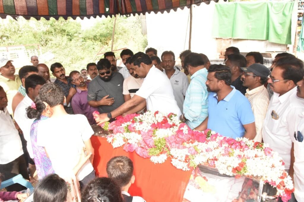 *సీనియర్ జడ్పీటీసీ సారయ్య మృతి పట్ల ఎమ్మెల్యే కేఆర్ నాగరాజు గారు తీవ్ర సంతాపం* *సారయ్య పార్థివదేహానికి నివాళులర్పించి, కుటుంబ సభ్యులను పరామర్శించిన ఎమ్మెల్యే గారు* మాజీ కార్పొరేటర్ తూర్పటి సులోచన గారి భర్త, సీనియర్ జడ్పీటీసీ సభ్యులు సారయ్య గారు మృతి చెందడం పట్ల వర్ధన్నపేట నియోజకవర్గ శాసనసభ్యులు, విశ్రాంత ఐపీఎస్ అధికారి *శ్రీ కేఆర్ నాగరాజు గారు* తీవ్ర దిగ్భ్రాంతి వ్యక్తం చేశారు. సారయ్య గారి మరణం పట్ల ప్రగాఢ సంతాపాన్ని తెలియజేశారు. సారయ్య గారి మృతి వార్త తెలుసుకున్న ఎమ్మెల్యే కేఆర్ నాగరాజు గారు వారి నివాసానికి వెళ్లి పార్థివదేహంపై పుష్పగుచ్ఛం ఉంచి ఘనంగా నివాళులర్పించారు. అనంతరం కుటుంబ సభ్యులను పరామర్శించి, వారికి తన ప్రగాఢ సానుభూతిని తెలియజేశారు. ఈ సందర్భంగా ఎమ్మెల్యే నాగరాజు గారు మాట్లాడుతూ… సారయ్య గారి మృతి బాధాకరమని, వారి కుటుంబానికి ఇది తీరని లోటని పేర్కొన్నారు. ఈ కష్ట సమయంలో కుటుంబ సభ్యులు ధైర్యంగా ఉండాలని, వారికి మనోధైర్యం కలగాలని ఆకాంక్షించారు. సారయ్య గారి ఆత్మకు శాంతి చేకూరాలని, వారి కుటుంబ సభ్యులకు భగవంతుడు ఈ బాధను తట్టుకునే శక్తిని ప్రసాదించాలని ప్రార్థించారు. ఈ కార్యక్రమంలో వరంగల్ డీసీసీ అధ్యక్షులు మహమ్మద్ అయూబ్, 14 వ డివిజన్ అధ్యక్షులు సయ్యద్ ఇంతియాజ్, డివిజన్ సీనియర్ నాయకులు, కార్యకర్తలు తదితరులు పాల్గొన్నారు.