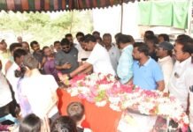 *సీనియర్ జడ్పీటీసీ సారయ్య మృతి పట్ల ఎమ్మెల్యే కేఆర్ నాగరాజు గారు తీవ్ర సంతాపం* *సారయ్య పార్థివదేహానికి నివాళులర్పించి, కుటుంబ సభ్యులను పరామర్శించిన ఎమ్మెల్యే గారు* మాజీ కార్పొరేటర్ తూర్పటి సులోచన గారి భర్త, సీనియర్ జడ్పీటీసీ సభ్యులు సారయ్య గారు మృతి చెందడం పట్ల వర్ధన్నపేట నియోజకవర్గ శాసనసభ్యులు, విశ్రాంత ఐపీఎస్ అధికారి *శ్రీ కేఆర్ నాగరాజు గారు* తీవ్ర దిగ్భ్రాంతి వ్యక్తం చేశారు. సారయ్య గారి మరణం పట్ల ప్రగాఢ సంతాపాన్ని తెలియజేశారు. సారయ్య గారి మృతి వార్త తెలుసుకున్న ఎమ్మెల్యే కేఆర్ నాగరాజు గారు వారి నివాసానికి వెళ్లి పార్థివదేహంపై పుష్పగుచ్ఛం ఉంచి ఘనంగా నివాళులర్పించారు. అనంతరం కుటుంబ సభ్యులను పరామర్శించి, వారికి తన ప్రగాఢ సానుభూతిని తెలియజేశారు. ఈ సందర్భంగా ఎమ్మెల్యే నాగరాజు గారు మాట్లాడుతూ… సారయ్య గారి మృతి బాధాకరమని, వారి కుటుంబానికి ఇది తీరని లోటని పేర్కొన్నారు. ఈ కష్ట సమయంలో కుటుంబ సభ్యులు ధైర్యంగా ఉండాలని, వారికి మనోధైర్యం కలగాలని ఆకాంక్షించారు. సారయ్య గారి ఆత్మకు శాంతి చేకూరాలని, వారి కుటుంబ సభ్యులకు భగవంతుడు ఈ బాధను తట్టుకునే శక్తిని ప్రసాదించాలని ప్రార్థించారు. ఈ కార్యక్రమంలో వరంగల్ డీసీసీ అధ్యక్షులు మహమ్మద్ అయూబ్, 14 వ డివిజన్ అధ్యక్షులు సయ్యద్ ఇంతియాజ్, డివిజన్ సీనియర్ నాయకులు, కార్యకర్తలు తదితరులు పాల్గొన్నారు.