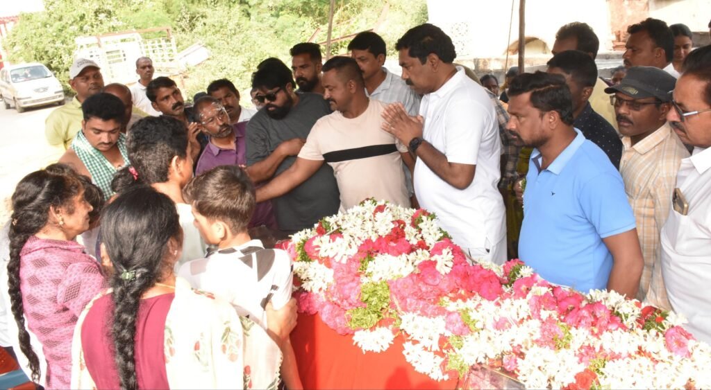 –కాంగ్రెస్ సీనియర్ నాయకుడు సారయ్య కుటుంబానికి ఎమ్మెల్యే కేఆర్ నాగరాజు  లక్ష రూపాయల ఆర్థిక సాయం….