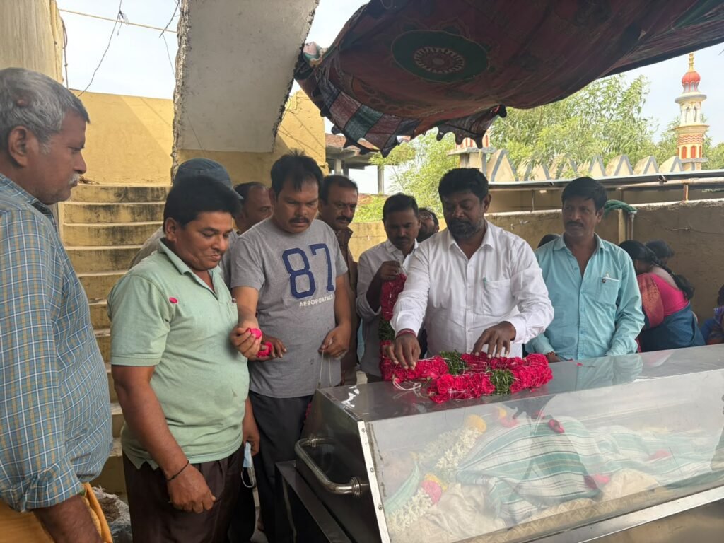 -బుద్ధరఘు కుటుంబానికి కూరగాయల మార్కెట్ వ్యాపారుల చేయూత…–మృతుడి కుటుంబానికి రూ.10 వేల ఆర్థిక సాయం అందజేత…