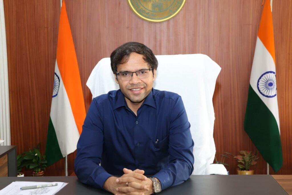 తుఫాన్ హెచ్చరికల నేపథ్యంలో జిల్లాలో విద్యాసంస్థలకు సెలవు