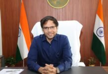 తుఫాన్ హెచ్చరికల నేపథ్యంలో జిల్లాలో విద్యాసంస్థలకు సెలవు