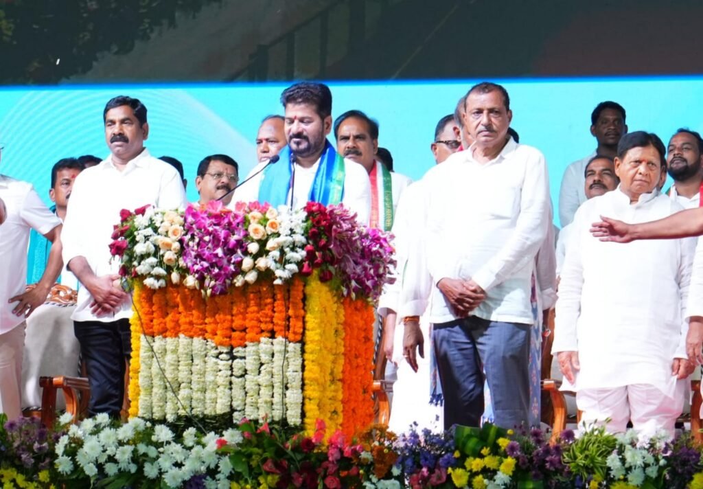 -సిరిసిల్ల మీద గురిపెడదాం… ఈ గడీని నేలమట్టం చేద్దాం: సీఎం రేవంత్ రెడ్డి… -సిరిసిల్ల బహిరంగ సభలో పాల్గొన్న వర్ధన్నపేట ఎమ్మెల్యే KR నాగరాజు  …