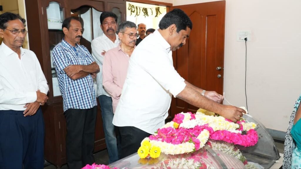 -డాక్టర్ కుందూరు వెంకటరెడ్డి మృతదేహానికి  వర్ధన్నపేట ఎమ్మెల్యే నాగరాజు  నివాళి.