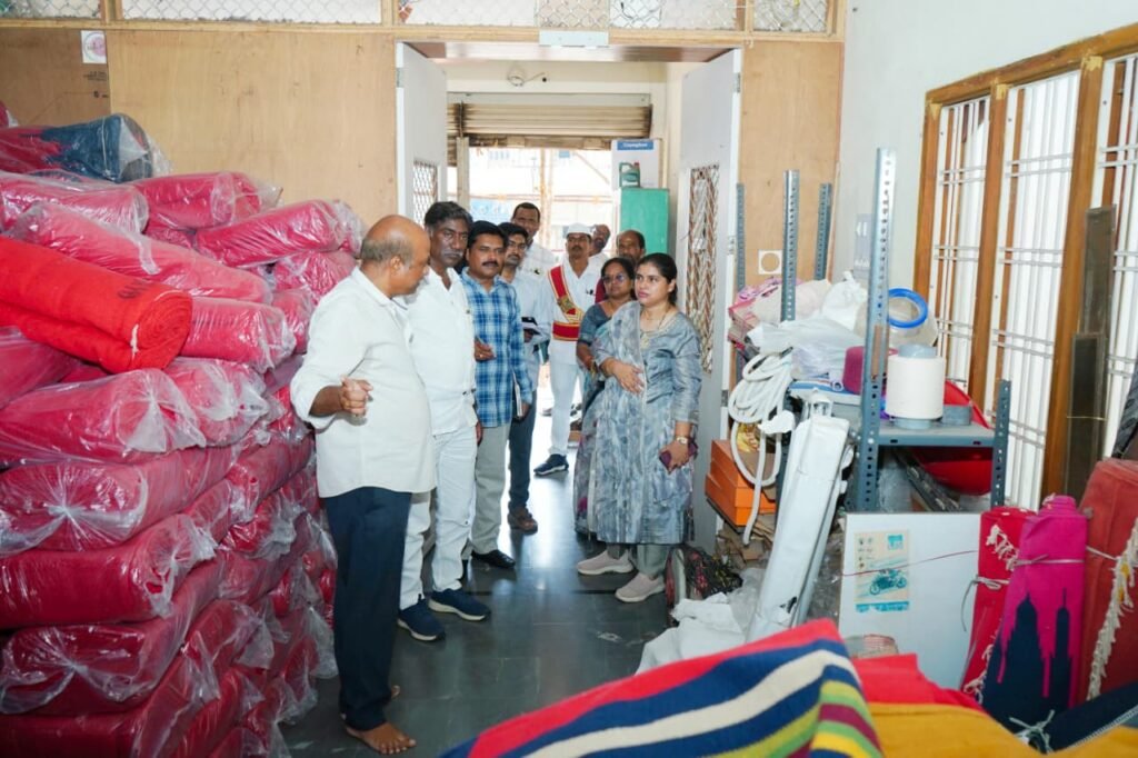 –చేనేత క్లాస్టర్లను సందర్శించిన జిల్లా కలెక్టర్ డాక్టర్ సత్య శారద..
