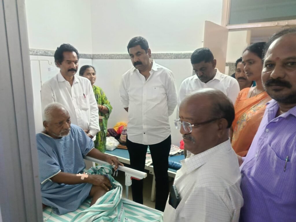-డాక్టర్ రామారావు  ని పరామర్శించిన వర్ధన్నపేట ఎమ్మెల్యే కె.ఆర్ నాగరాజు….
