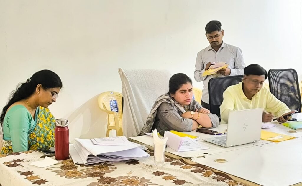 –ఓటర్లకు ఎలాంటి ఇబ్బందులు కలగకుండా ఎస్‌.ఐ.ఆర్. ప్రక్రియ నిర్వహించాలి : తెలంగాణ రాష్ట్ర ప్రధాన ఎన్నికల అధికారి సి. సుదర్శన్ రెడ్డి…–ఎస్‌ఐఆర్-2026, గ్రాడ్యుయేట్ ఎమ్మెల్సీ ఓటరు నమోదు అంశాలపై జిల్లా కలెక్టర్ సత్య శారద  తో వీడియో కాన్ఫరెన్స్ ద్వారా సమీక్షించిన సీఈఓ.