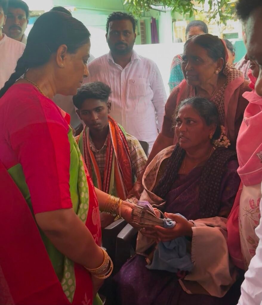 -చనిపోయిన మాజీ సర్పంచ్ కుటుంబానికి లక్ష రూపాయలు ఆర్థిక సహాయం చేసిన వరంగల్ తూర్పు ఎమ్మెల్యే కొండా సురేఖ…