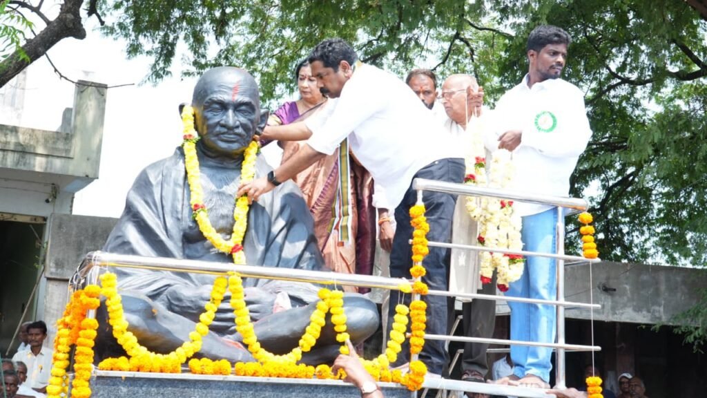 –పర్వతగిరిలో మహాత్మా గాంధీ విగ్రహ ప్రతిష్టాపన మహోత్సవంలో పాల్గొన్న ఎమ్మెల్యే KR నాగరాజు …