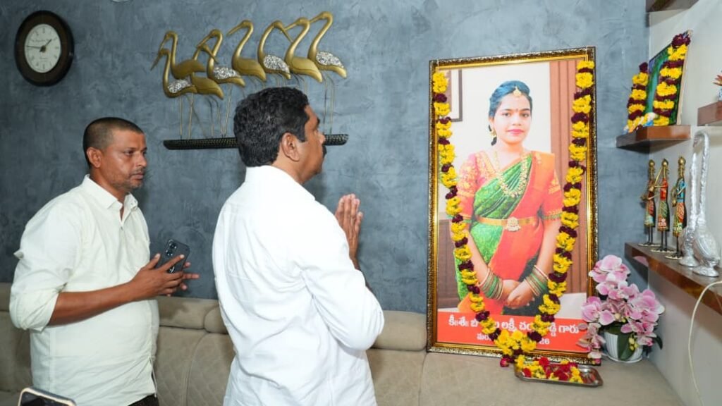 —మృతుల కుటుంబాలకు అండగా ఉంటా….పర్వతగిరి మండలంలోని పలు గ్రామాల్లో మృతుల కుటుంబాలను పరామర్శించి నివాళులు అర్పించిన వర్ధన్నపేట ఎమ్మెల్యే, కేఆర్ నాగరాజు