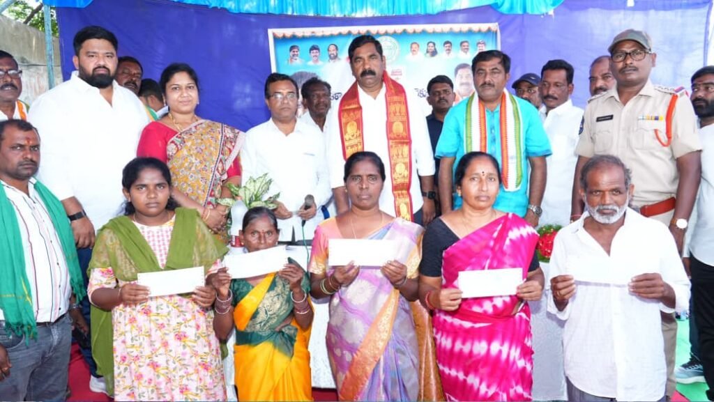 –పైడిపల్లిలో స్మార్ట్ రేషన్ కార్డులు, కల్యాణలక్ష్మి–షాదీ ముబారక్ చెక్కుల పంపిణీ.. –లబ్ధిదారులకు ప్రభుత్వ సంక్షేమ పథకాలు అందేలా కృషి: ఎమ్మెల్యే కేఆర్ నాగరాజు…