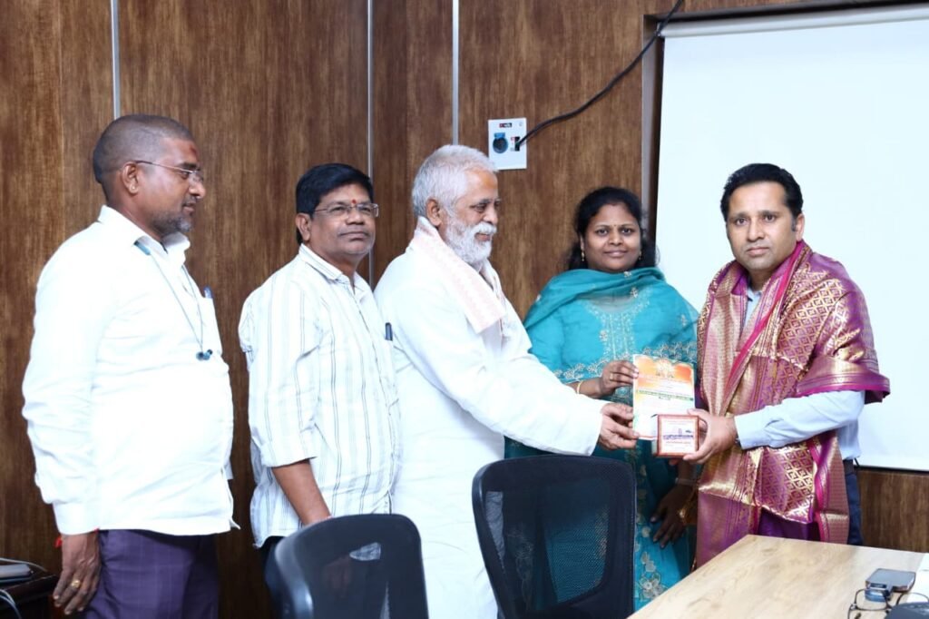 దేవీ శరన్నవరాత్రుల మహోత్సవాల ఆహ్వాన పత్రిక కమిషనర్‌కు అందజేత….