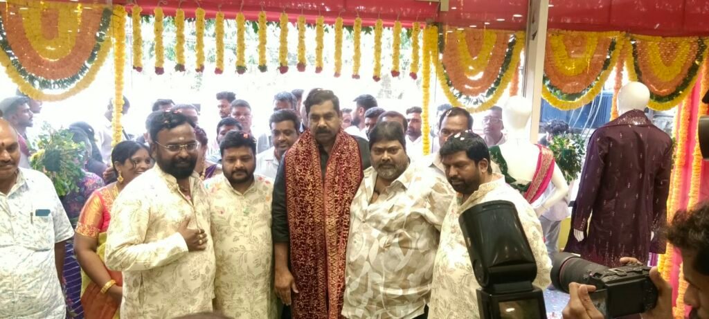 -హనుమకొండలో ఘనంగా ‘శ్రీ వారాహి లక్ష్మి సిల్క్స్’ ప్రారంభం…. -ముఖ్యఅతిథిగా పాల్గొన్న ప్రముఖ నటి నేహా శెట్టి…