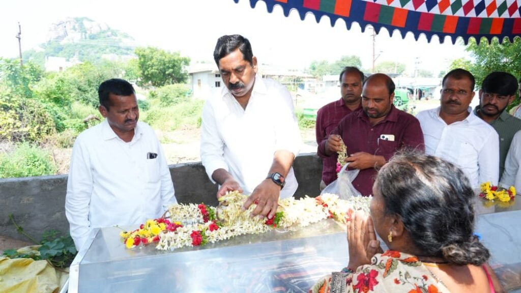 -అనూష మృతదేహానికి ఎమ్మెల్యే కేఆర్ నాగరాజు  నివాళులు– –హసన్‌పర్తి మండలం జయగిరి గ్రామంలో విషాద ఘటన—